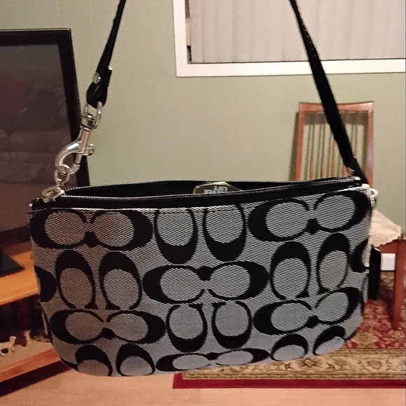 Coach Signature Turnlock And Zip Wrislet Black And Gray - Picture 14 of 16